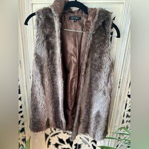 Zinga Women's Plush Faux Fur Vest - Gray